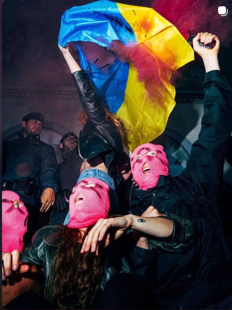 Quando la Biennale diventa palcoscenico di protesta: Pussy Riot in azione